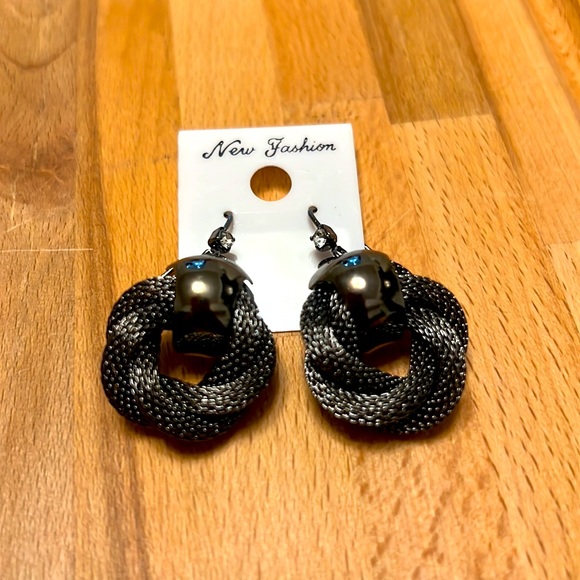 Assorted fashion earrings. - Picture 5 of 15